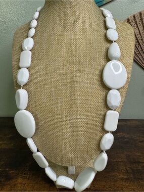 Vintage White Bold Geometric Chunky Bead Necklace - Acrylic